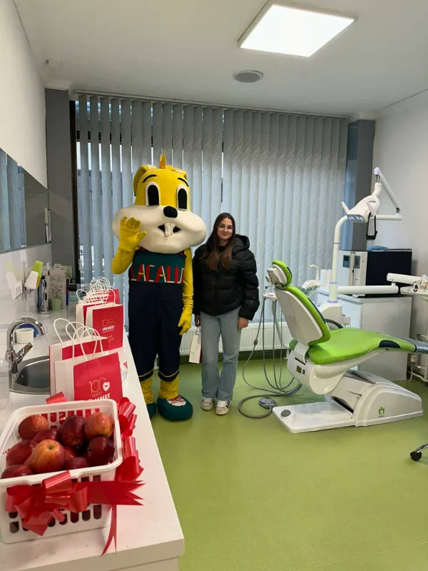 Ordinacija sa stomatološkom stolicom i poklon-paketima